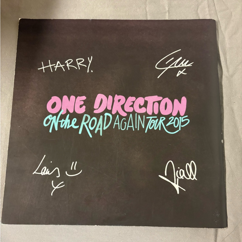 One Direction 2015 Tour Book - Picture 2 of 6